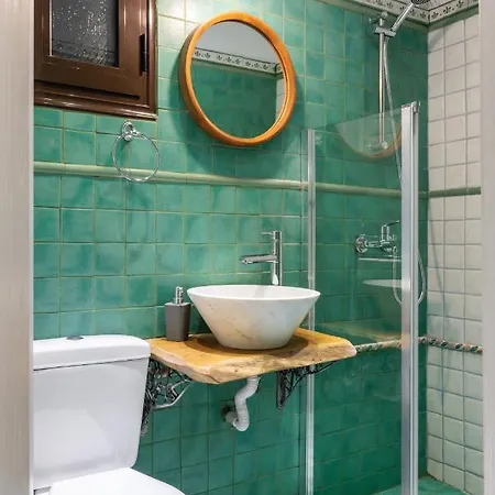 Skra Hideaway In Center By Binobi !