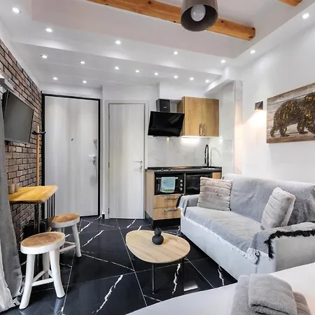 Skra Hideaway In Center By Binobi ! *
