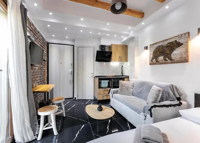 Skra Hideaway In Center By Binobi ! *